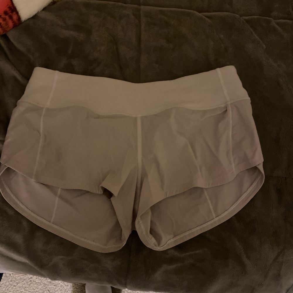 White Lululemon women’s shorts size 4/6 short